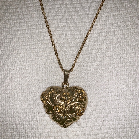 Faux gold heart charm necklace and earrings - Picture 2 of 6